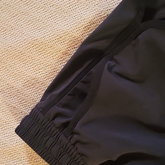 Under Armour Heat Gear Black Shorts Size S - Picture 3 of 5